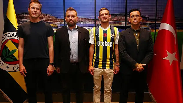 Fenerbahçe, Sebastian Szymanski ile 4 yıllık sözleşme imzaladı