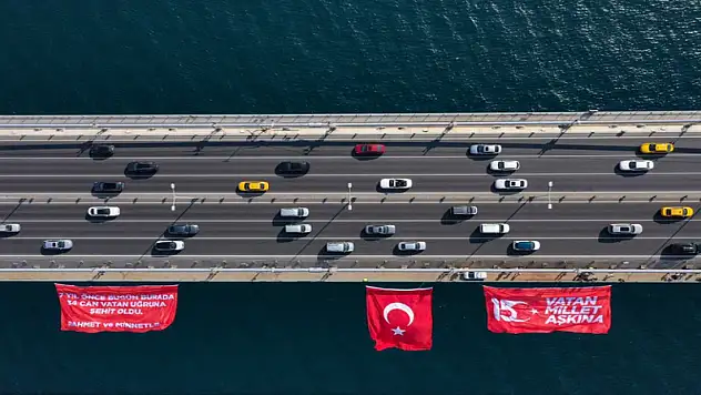 15 Temmuz Şehitler Köprüsü'ne şehitlerin anısına Türk bayrağı asıldı
