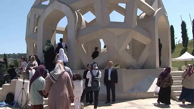 Vatandaşlardan 15 Temmuz  Şehitler Anıtı'na yoğun ilgi