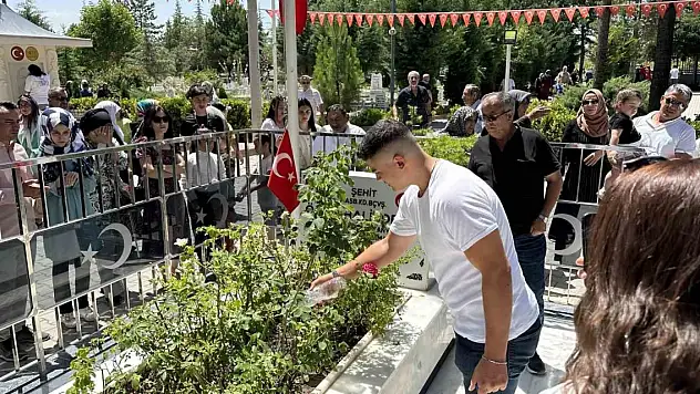 15 Temmuz Şehidi Ömer Halisdemir'in kabrine ziyaretçi akını
