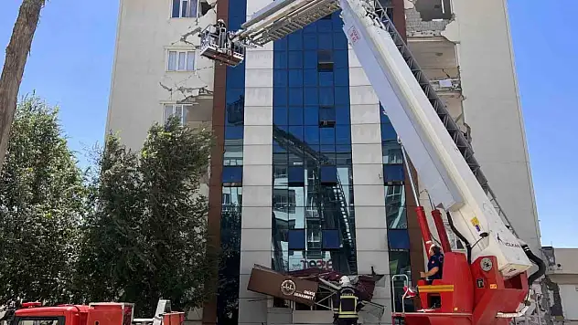 Depremde hasar gören Kur'an kursu binasında yangın paniği