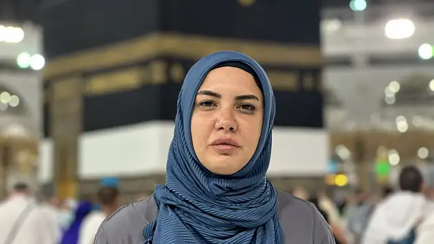 Deprem bölgesinin sevilen muhabiri umre yaptı