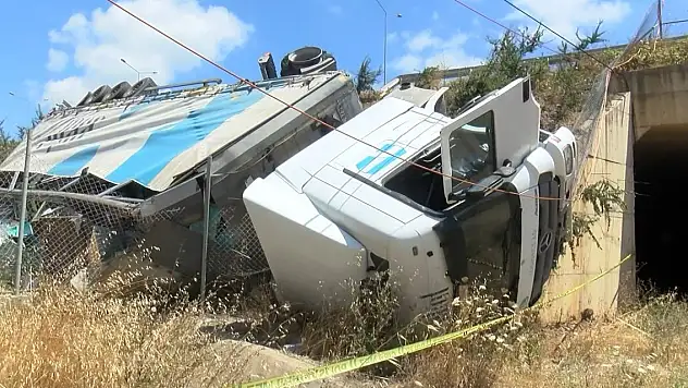 TIR şarampole yuvarlandı o anlar kamerada