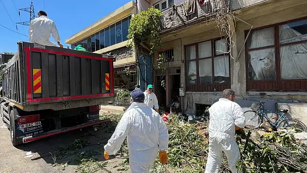 Binadan kamyon kamyon çöp çıktı!