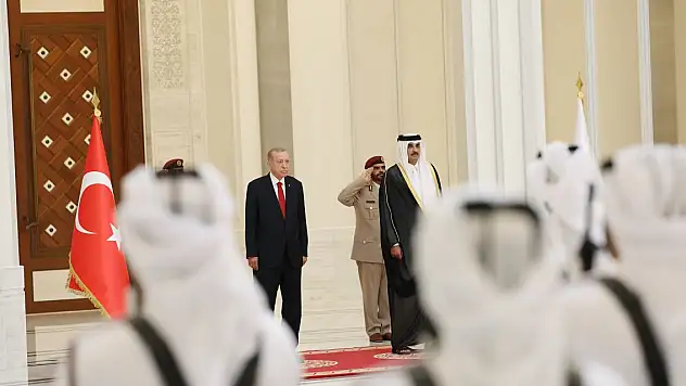 Cumhurbaşkanı Erdoğan Katar'da resmi törenle karşılandı
