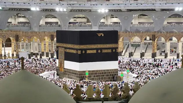 Suudi Arabistan, yeni sezonda yurt dışından umreci kabulüne başlandığını duyurdu