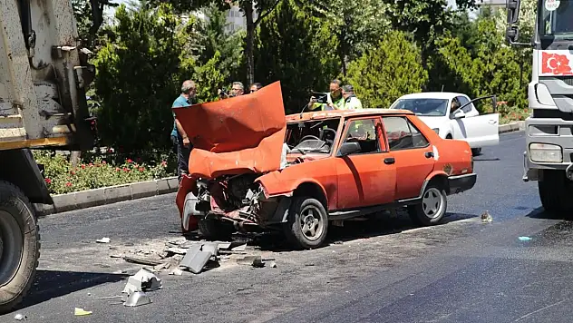 Nevşehir'de kamyona çarpan otomobildeki 2 kişi öldü, 2 kişi yaralandı