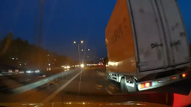 Kağıthane'de yol istedi diye taksiye çarptı, şoförünü darbetti