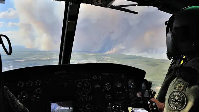 Kanada'da yangınlara müdahale eden helikopterin düşmesi sonucu pilot hayatını kaybetti