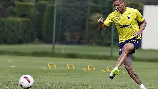 Fenerbahçe'de yeni transfer Becao, takımla ilk antrenmanına çıktı