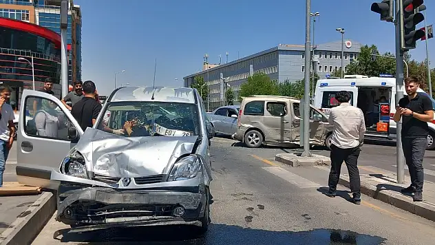 Hatalı dönüş yapan otomobil, zincirleme kazaya neden oldu 1'i çocuk, 5 yaralı