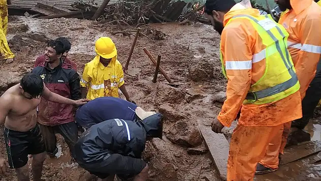 Hindistan'da toprak kayması: 22 ölü