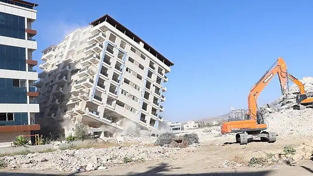 Hatay'da 9 katlı bina yıkıldı