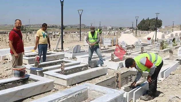 Deprem mezarlığında 100 kabirde kimlik belirleme çalışması sürüyor