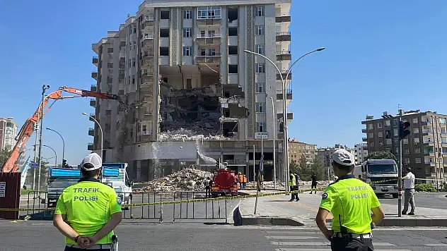 Polis uyardı, ağır hasarlı binanın yıkımı Türk bayrağı için durduruldu