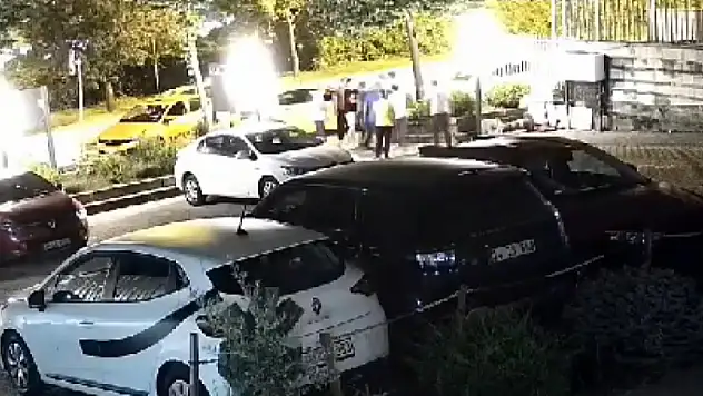 Taksiye binen 5 kişinin şoförü darbettiği anlar kamerada