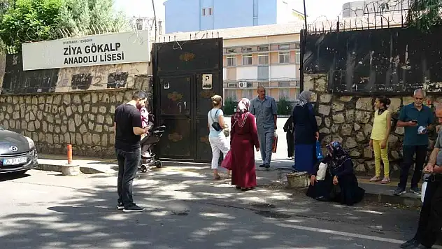 Nefes nefese son dakikada sınava yetiştiler