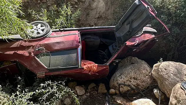 Otomobil şarampole devrildi sürücü öldü