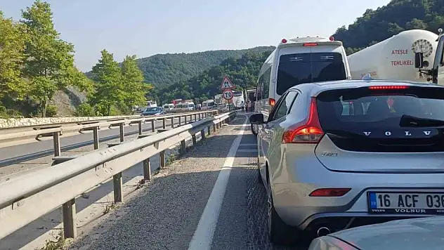 Kaza sebebiyle yol kapandı, sınava adaylar yürüyerek gitti