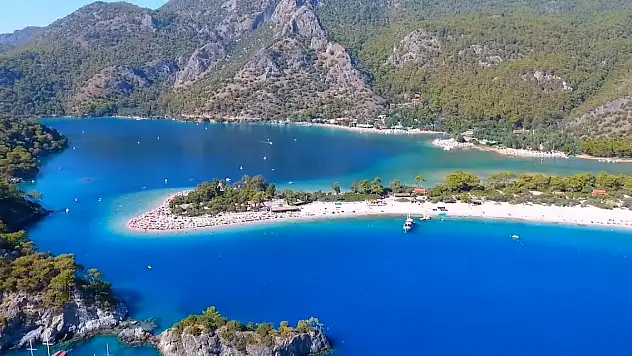 Bakan Özhaseki: Mavi bayraklı plaj sayımızı 551'e yükselttik