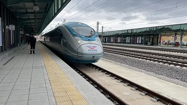 TCDD Türkiye'yi 'demir ağlarla' örüyor