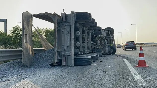 Hafriyat kamyonu devrildi