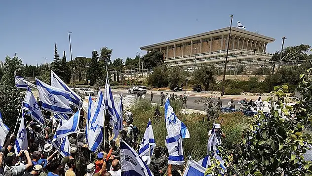 İsrail Meclisi tartışmalı yargı düzenlemesine ilişkin yasa tasarısını onayladı