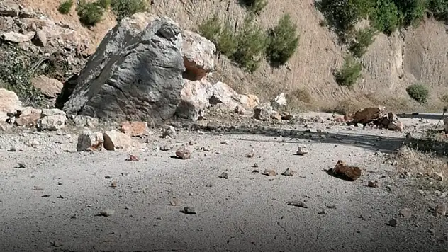 Adana'da deprem... Kaya parçaları yola düştü, yol ulaşıma kapandı