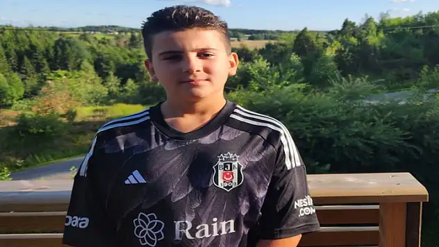 Gurbetçi çocuk Kapıkule'ye yaklaşıp, Türk bayrağını görünce ağladı