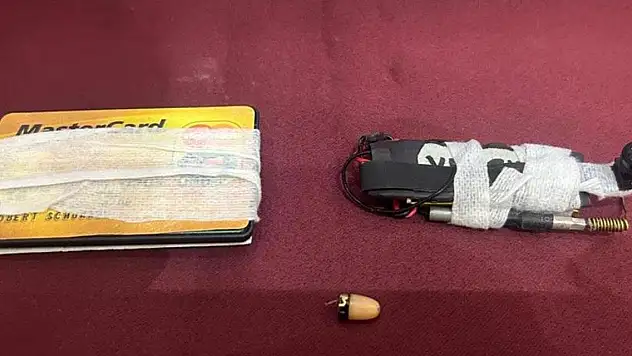 Ehliyet sınavında düğme görünümlü kamera ile yakalandı