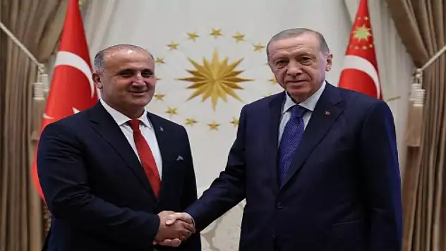 AK Partiye geçti! Rozeti Erdoğan taktı