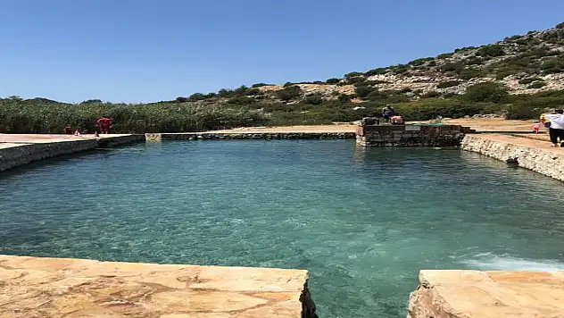 5 dakikada çöl sıcağını unutturan suya akın akın geliyorlar