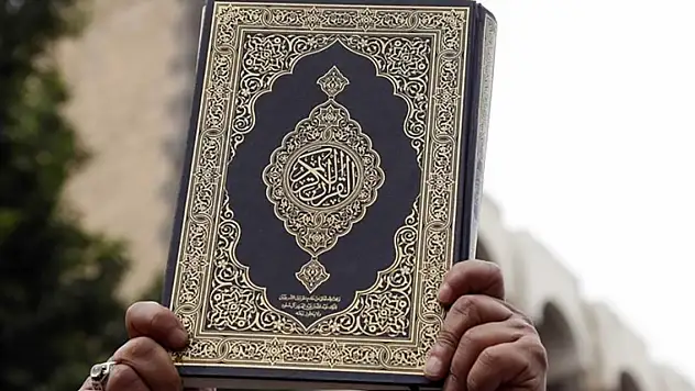 Danimarka'da Kur'an-ı Kerim'in yakılmasını engellemek isteyen kadına polis izin vermedi