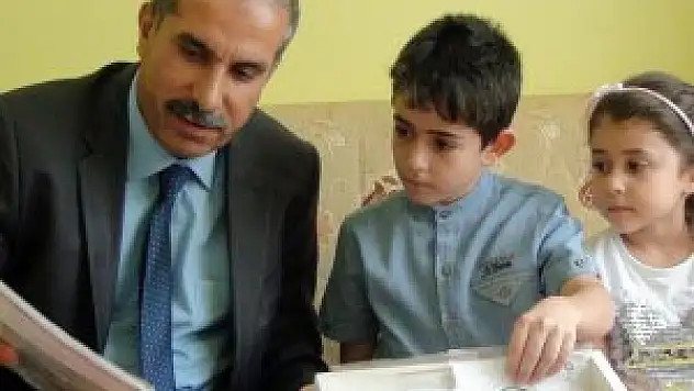 Deney yapan çocuğa Bakan Işık'tan hediye