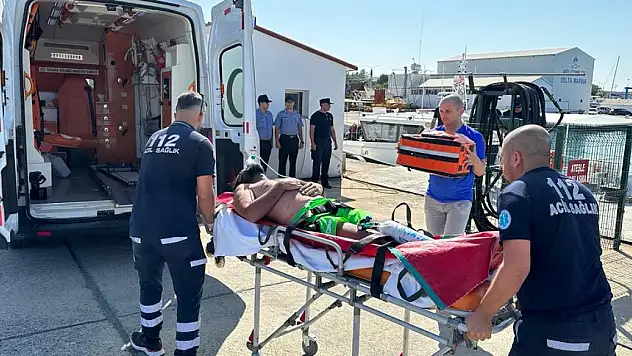 Denizde yaşam mücadelesi veren 2 arkadaşa teknelerdekiler kayıtsız kalmış