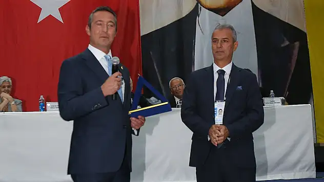Fenerbahçe Teknik Direktörü İsmail Kartal'a anlamlı plaket