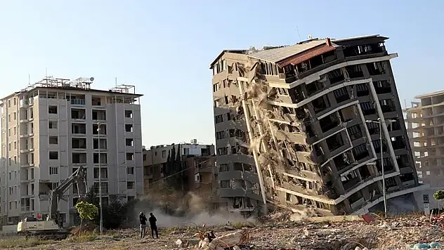 10 katlı bina yıkıldı