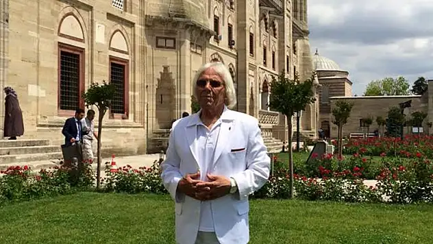 Selimiye Camisi'nin beyaz takım elbiseli müezzininden acı haber