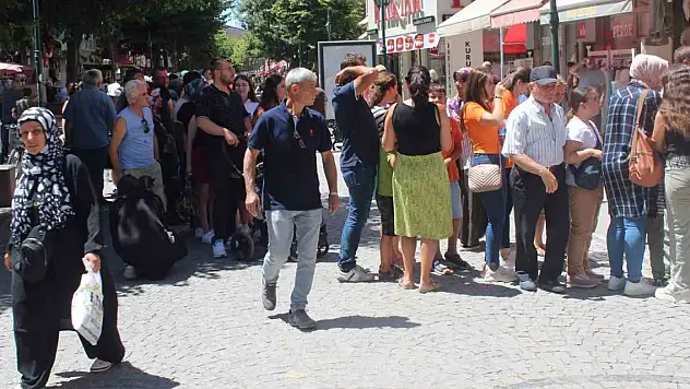 Hediye çekilişi için kuyruğa girdiler