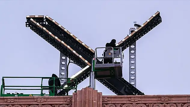 Elon Musk'ın, Twitter binasındaki logoyu 'X' ile değiştirmesi tartışma yarattı