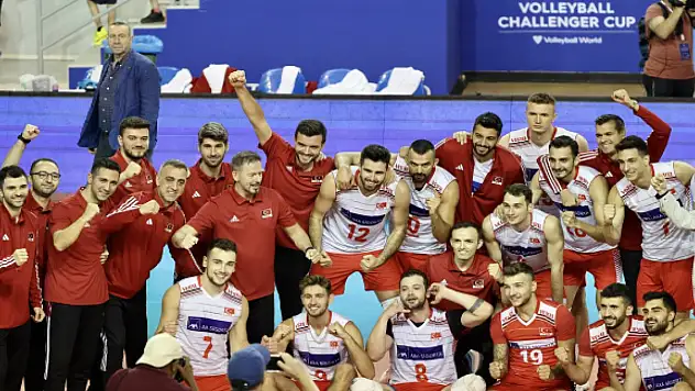 Bu gurur Türkiye'nin! Filenin Efeleri şampiyon oldu