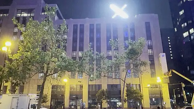 Twitter'ın binasındaki parlak X, komşuları çileden çıkardı