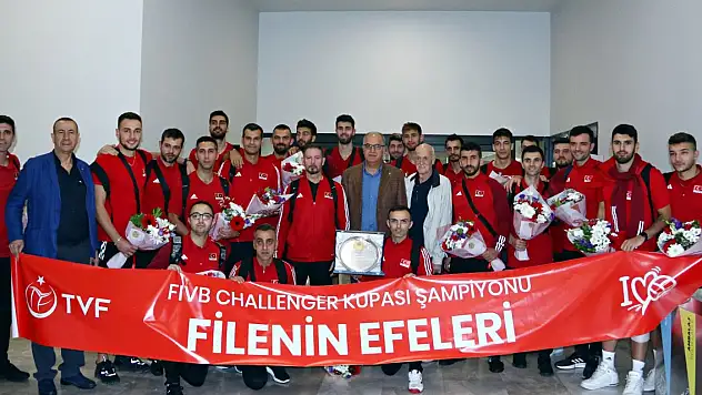 Challenger Kupası şampiyonu Filenin Efeleri, yurda döndü