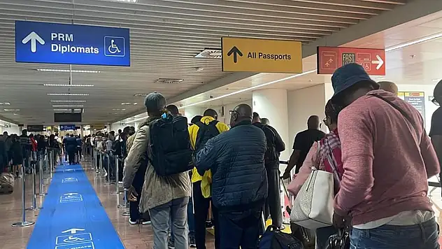 Brüksel Havalimanı'na inenler saatlerce kuyrukta bekliyor