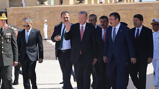 Cumhurbaşkanı Erdoğan, YAŞ üyeleriyle Anıtkabir'i ziyaret etti