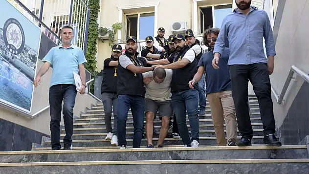 Katli saçlarını kesip oraya saklanmış!