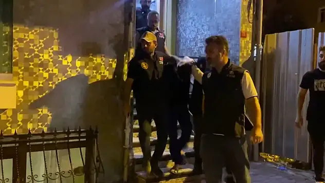 Patlayıcı bırakmak isterken çantası alev aldı!