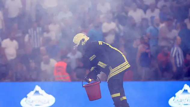 KF Tirana-Beşiktaş maçında tribün olayları... Maç geç başladı