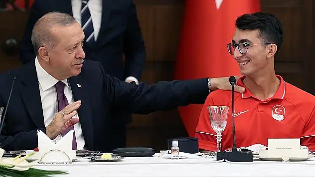 Cumhurbaşkanı Erdoğan Mete Gazoz'u tebrik etti