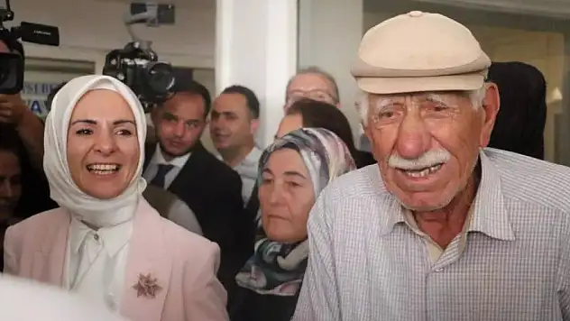 Bakan Mahinur Özdemir Göktaş köyüne gitti! Akrabası gözyaşlarını tutamadı